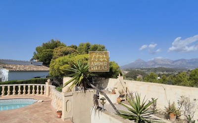 Pleasant and sunny villa with lovely views near La Olla, Altea.
